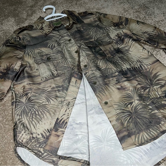 NWOT Guess Button Up - Picture 2 of 4